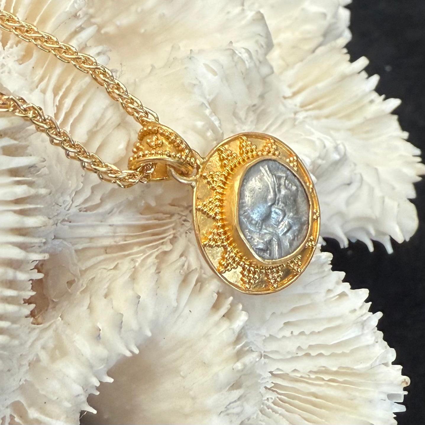 Pendentif en or 22K avec pièce de monnaie Athéna de l'Antiquité grecque du 4e siècle avant J.-C. Unisexe en vente