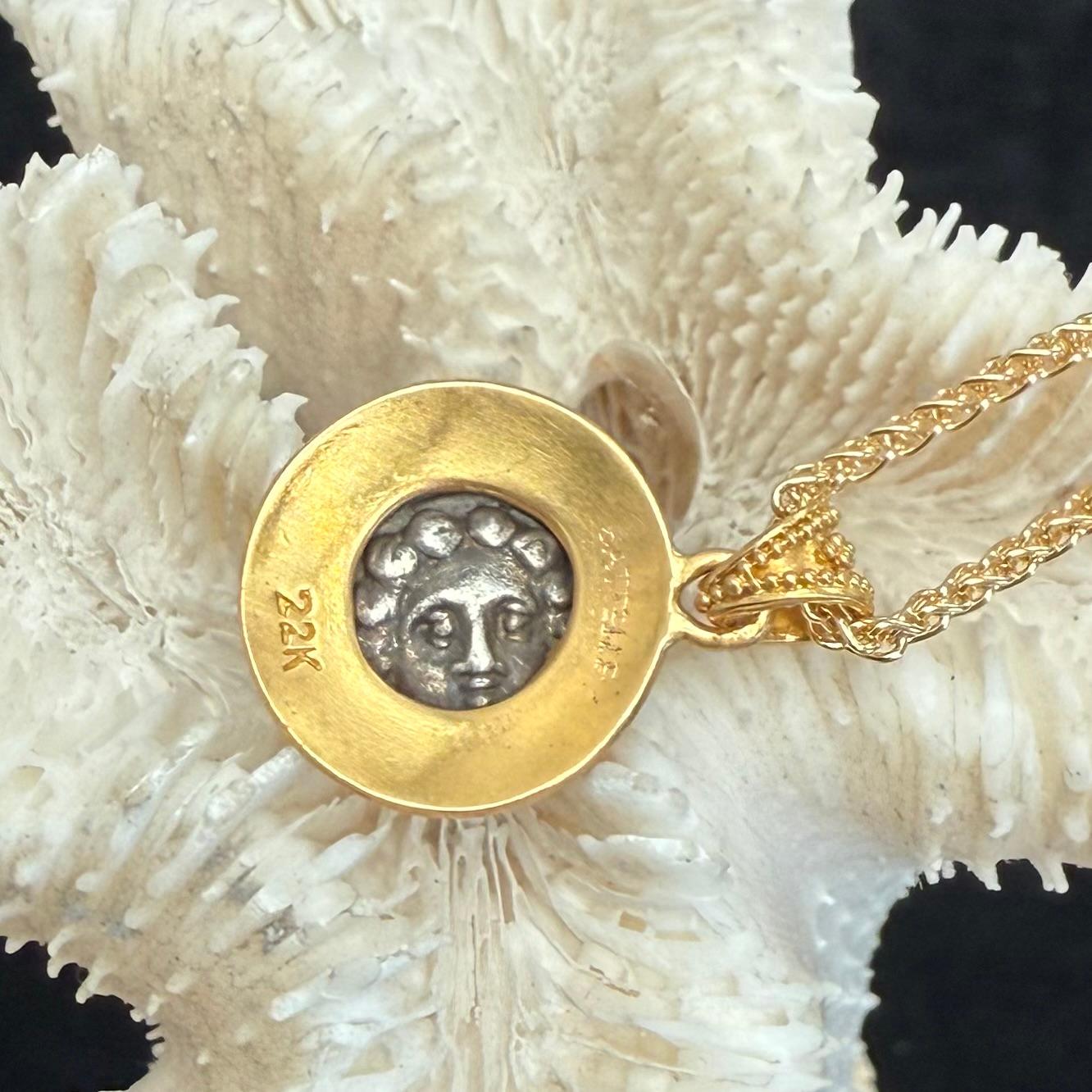 Pendentif en or 22K avec pièce de monnaie Athéna de l'Antiquité grecque du 4e siècle avant J.-C. en vente 1