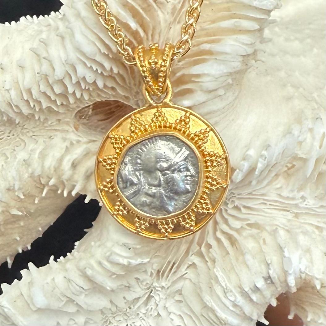 Pendentif en or 22K avec pièce de monnaie Athéna de l'Antiquité grecque du 4e siècle avant J.-C. en vente 3
