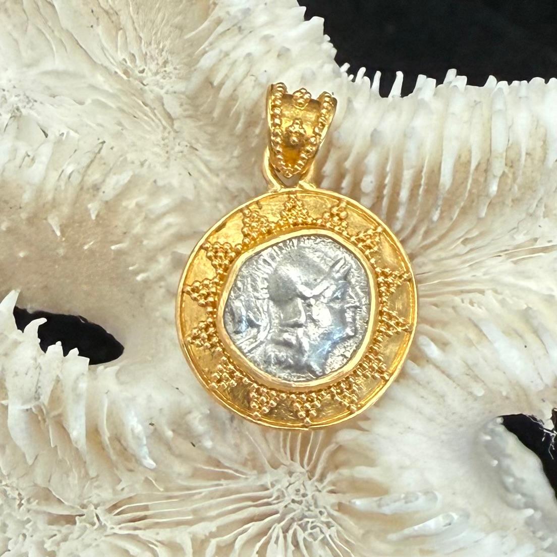 Pendentif en or 22K avec pièce de monnaie Athéna de l'Antiquité grecque du 4e siècle avant J.-C. en vente 4
