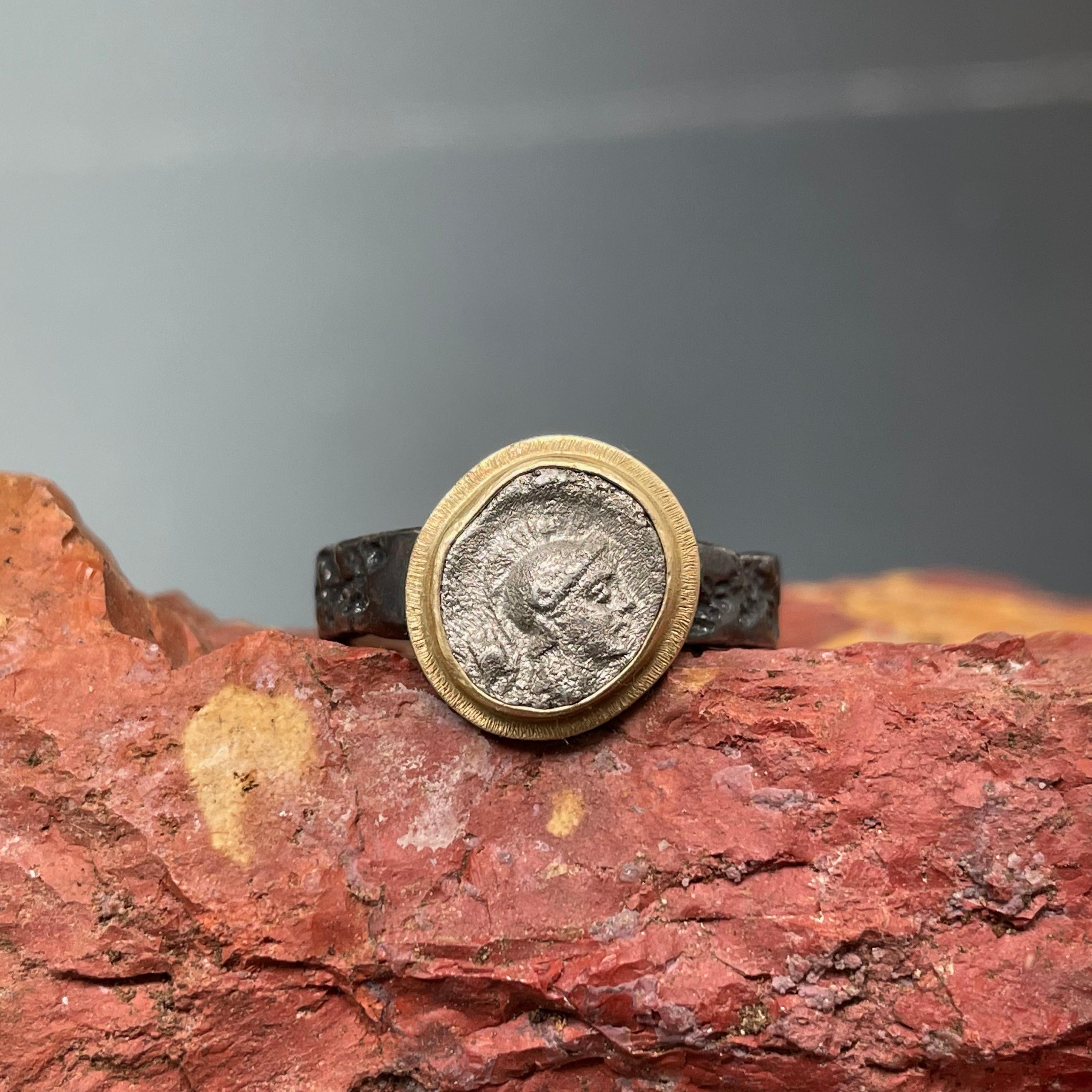 Antike griechische Athena-Münze aus dem 4. Jahrhundert v. Chr., oxidiertes Silber/18K Goldring (Klassisch-griechisch)