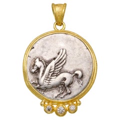 Pendentif en or 18 carats de l'ancienne Grèce du IVe siècle av. J.-C. Corinthe Pégase Pièce de monnaie Diamants