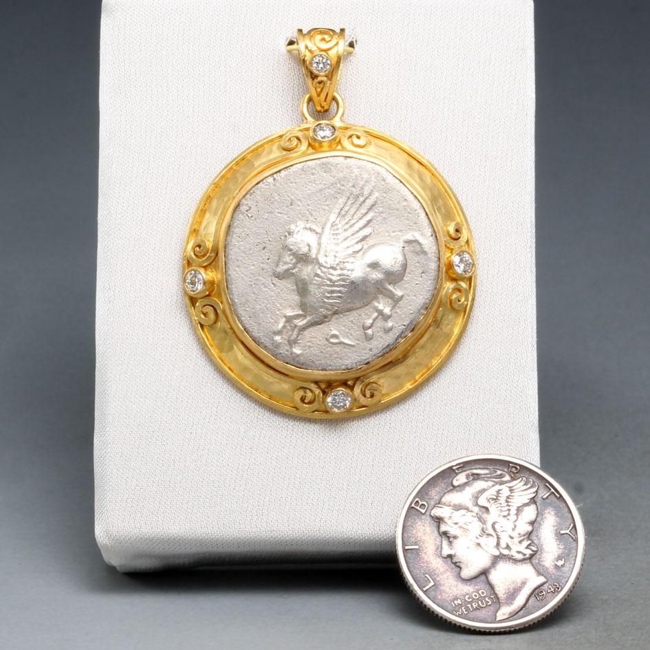 Pendentif en or 22K de l'ancienne Grèce du IVe siècle av. J.-C. Corinthe Pegasus Coin Diamants en vente 6