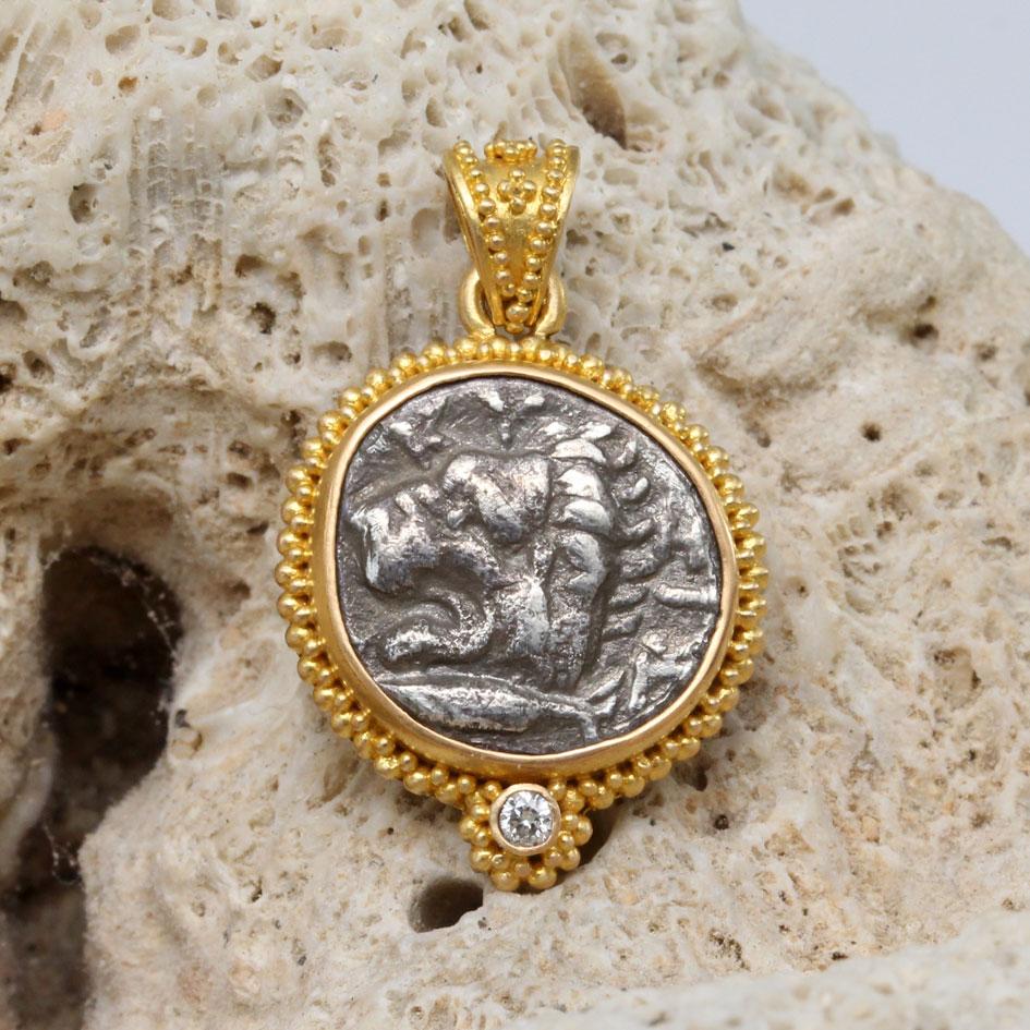 Grec classique Pendentif en or 22K Cyzikos, pièce de monnaie du lion de l'Antiquité grecque du 4ème siècle avant J.C., avec diamant en vente
