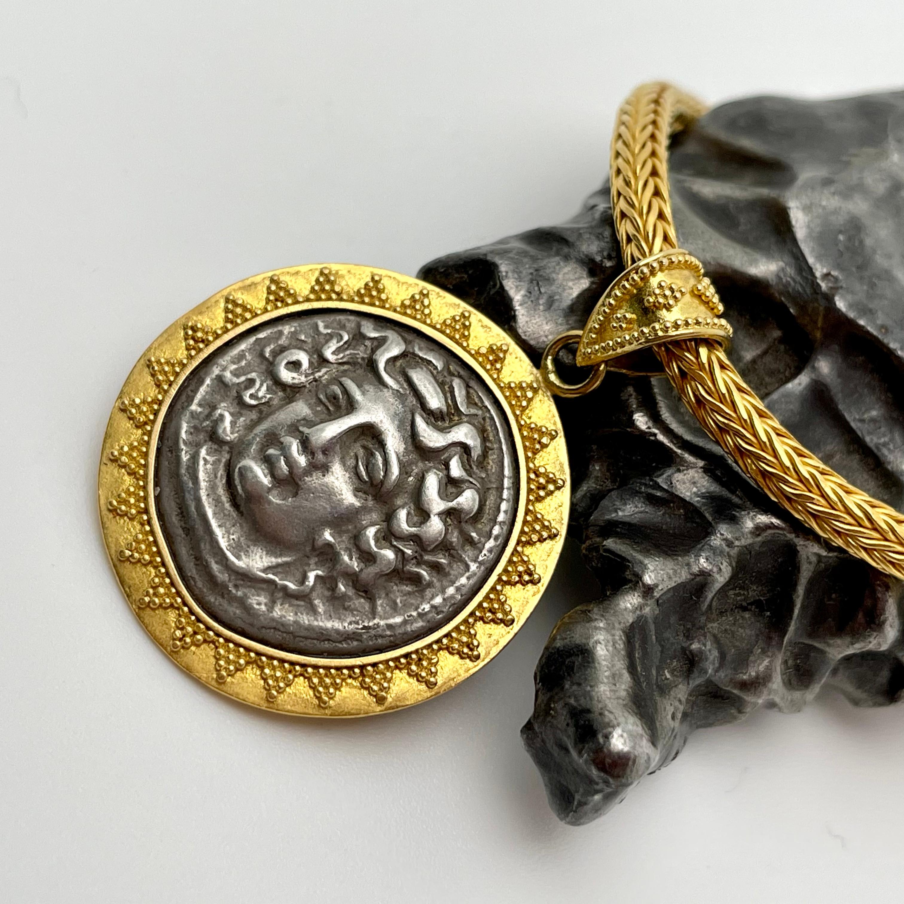 Grec classique Pendentif grec antique Larissa Nymph Coin du 4e siècle avant J.-C. en or 22 carats en vente