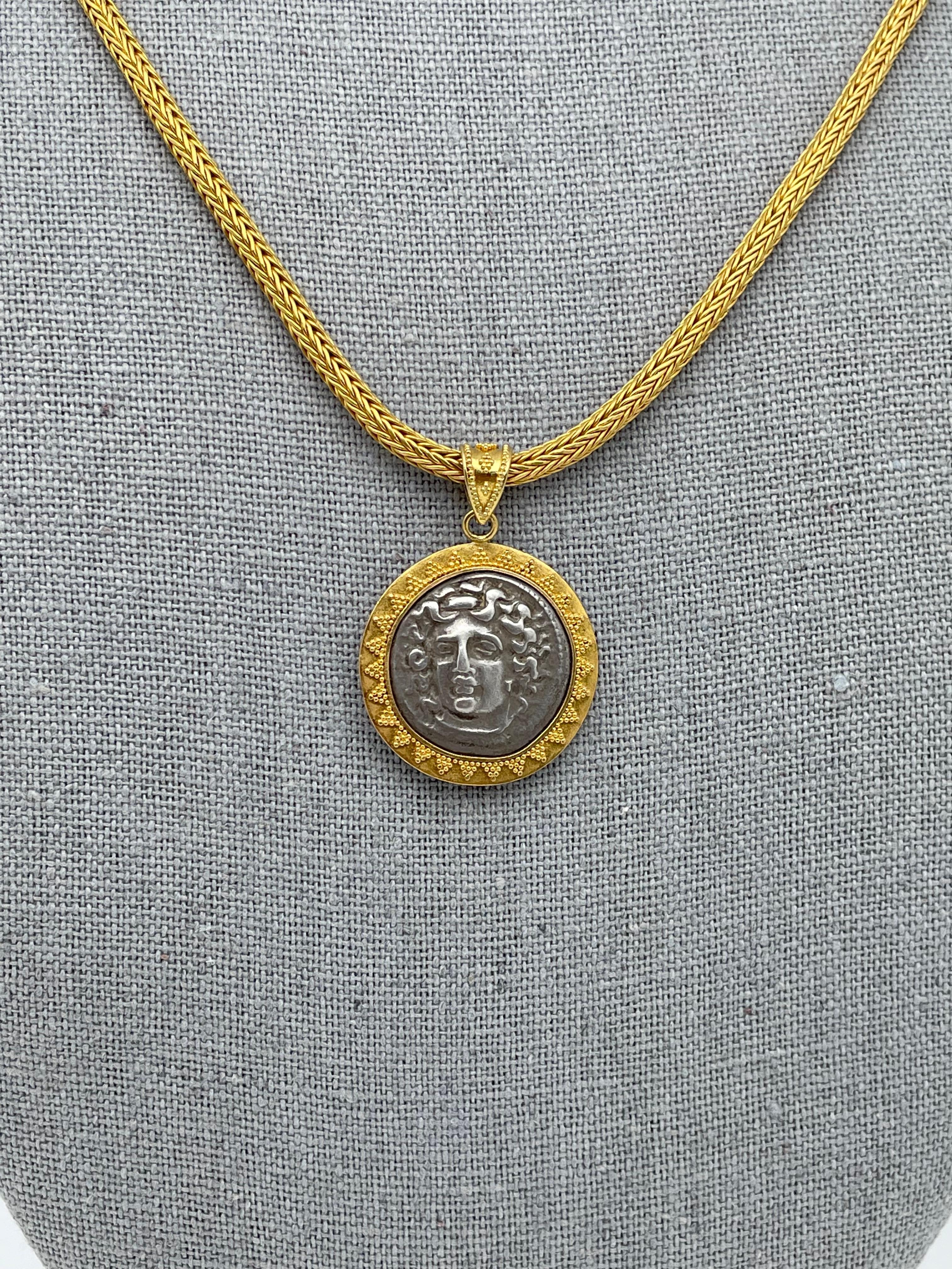 Pendentif grec antique Larissa Nymph Coin du 4e siècle avant J.-C. en or 22 carats en vente 1
