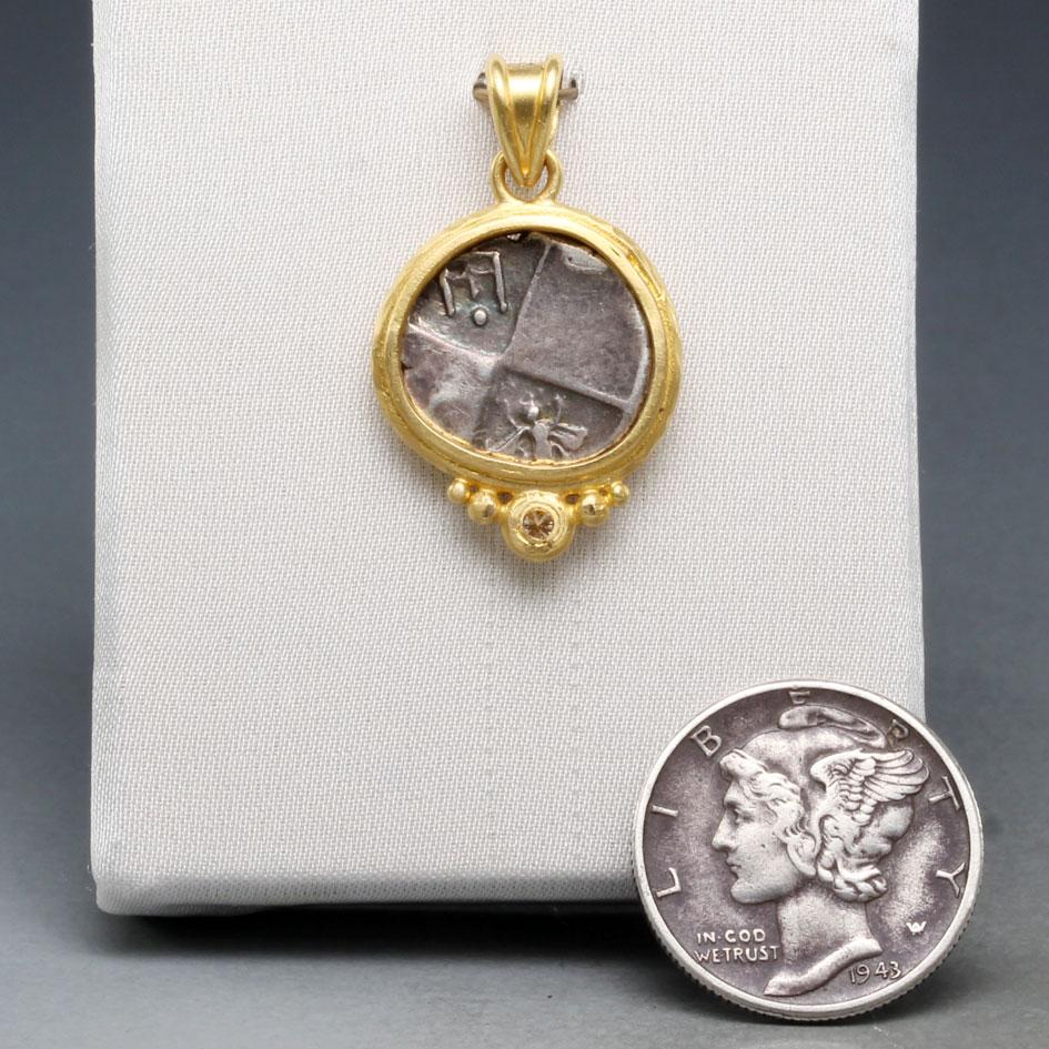  Pendentif en or 18K en forme de pièce de monnaie de lion de l'Antiquité grecque du 4e siècle avant J.-C. avec diamant Unisexe 