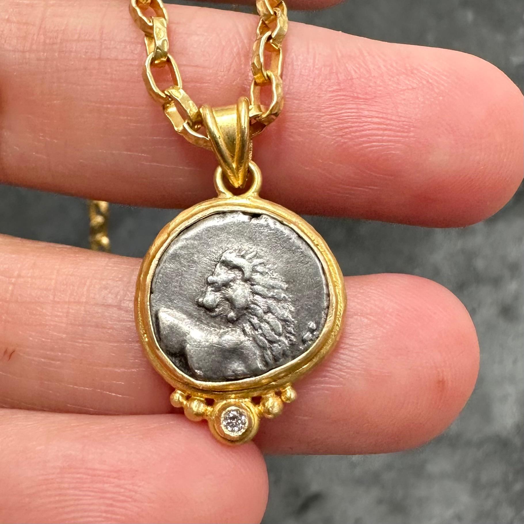 Pendentif en or 18K en forme de pièce de monnaie de lion de l'Antiquité grecque du 4e siècle avant J.-C. avec diamant 3