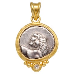 Colgante de oro de 18 quilates con una moneda de león del siglo IV a.C. de la Antigua Grecia