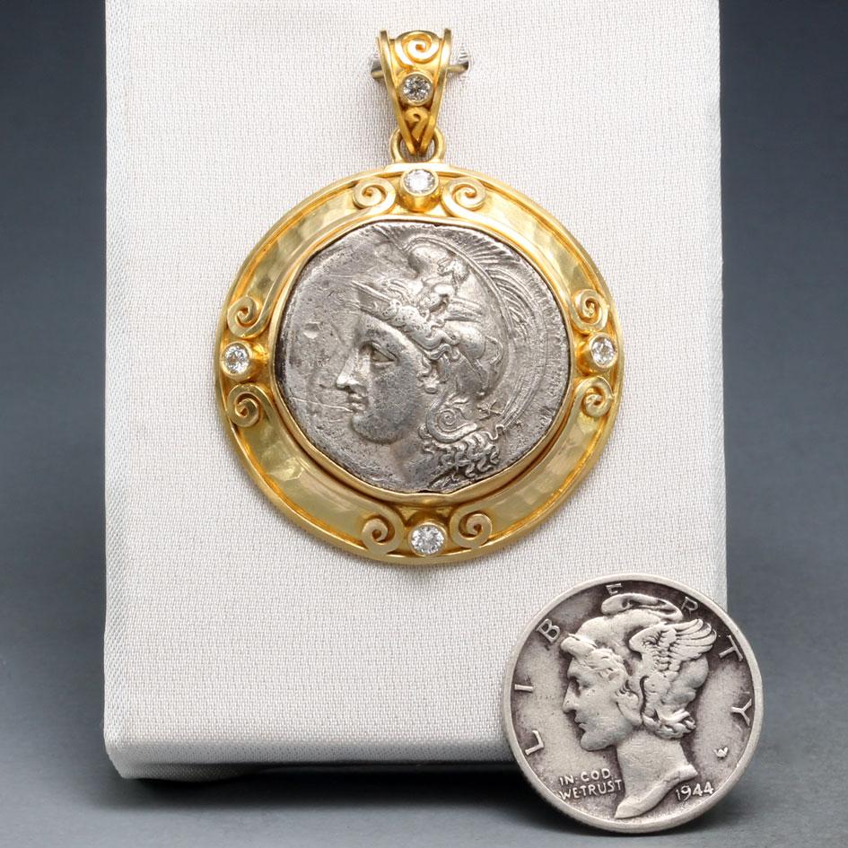 Antike griechische Göttin Athena Münze Diamanten 18K Gold Anhänger aus dem 4. Jahrhundert BC für Damen oder Herren im Angebot