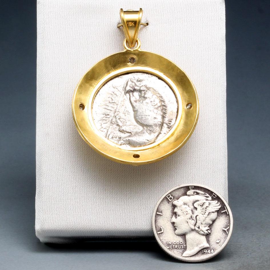 Antike griechische Göttin Athena Münze Diamanten 18K Gold Anhänger aus dem 4. Jahrhundert BC im Angebot 1