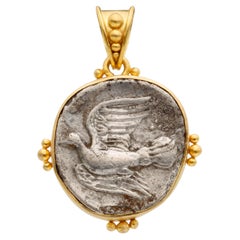 Ciondolo in oro 18 carati con colomba, ispirato a un'antica moneta greca in argento del IV secolo a.C.