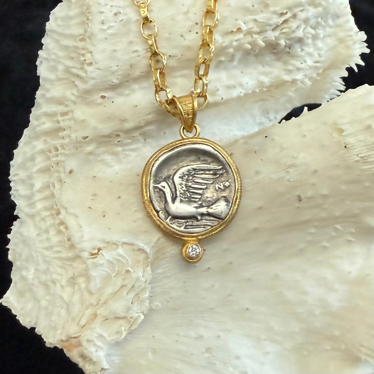 Antiker griechischer Anhänger aus Silber mit Taubenmünze und Diamant aus 18 Karat Gold, 4. Jahrhundert BC 4