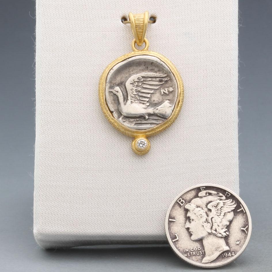 Antiker griechischer Anhänger aus Silber mit Taubenmünze und Diamant aus 18 Karat Gold, 4. Jahrhundert BC (Rosenschliff)