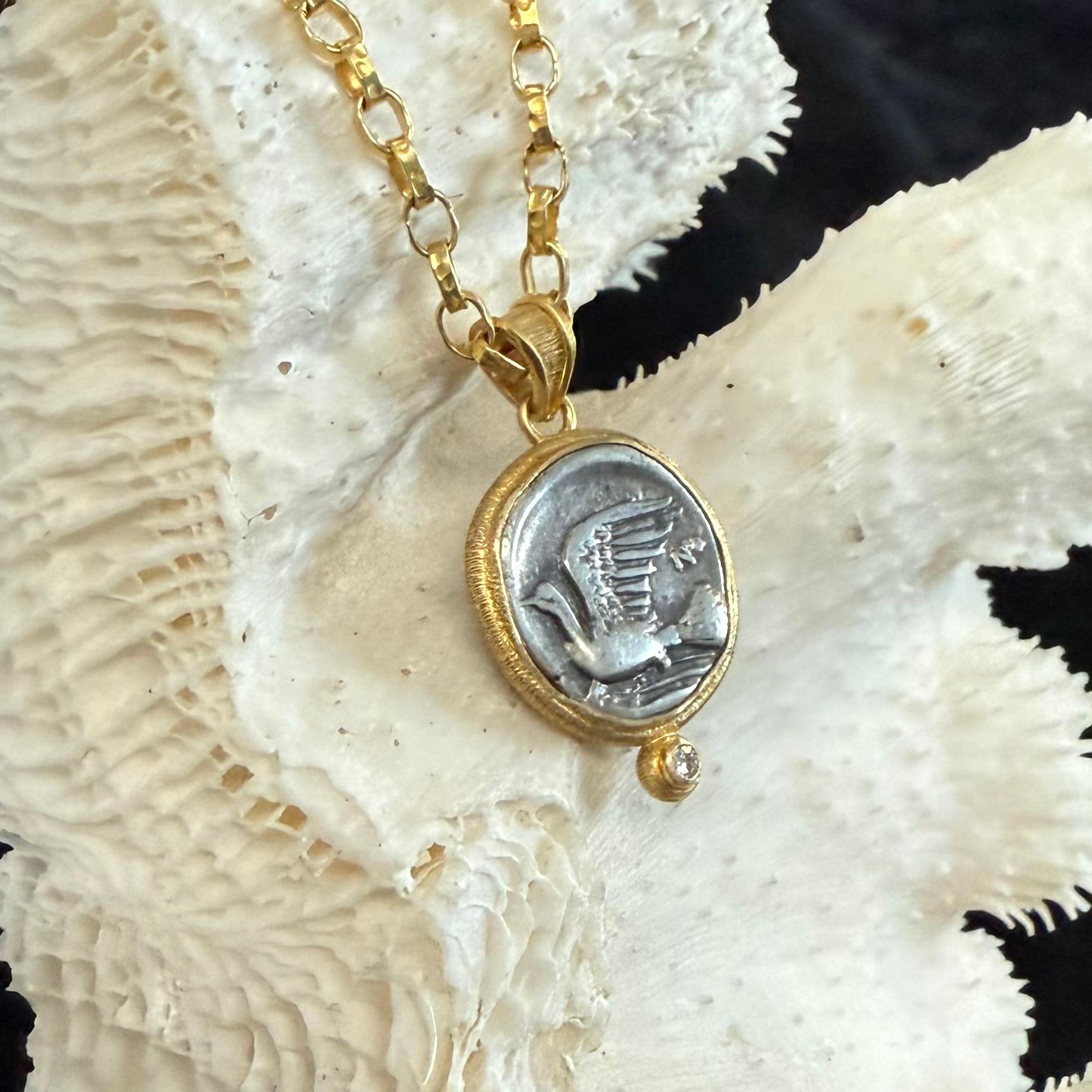 Antiker griechischer Anhänger aus Silber mit Taubenmünze und Diamant aus 18 Karat Gold, 4. Jahrhundert BC 1
