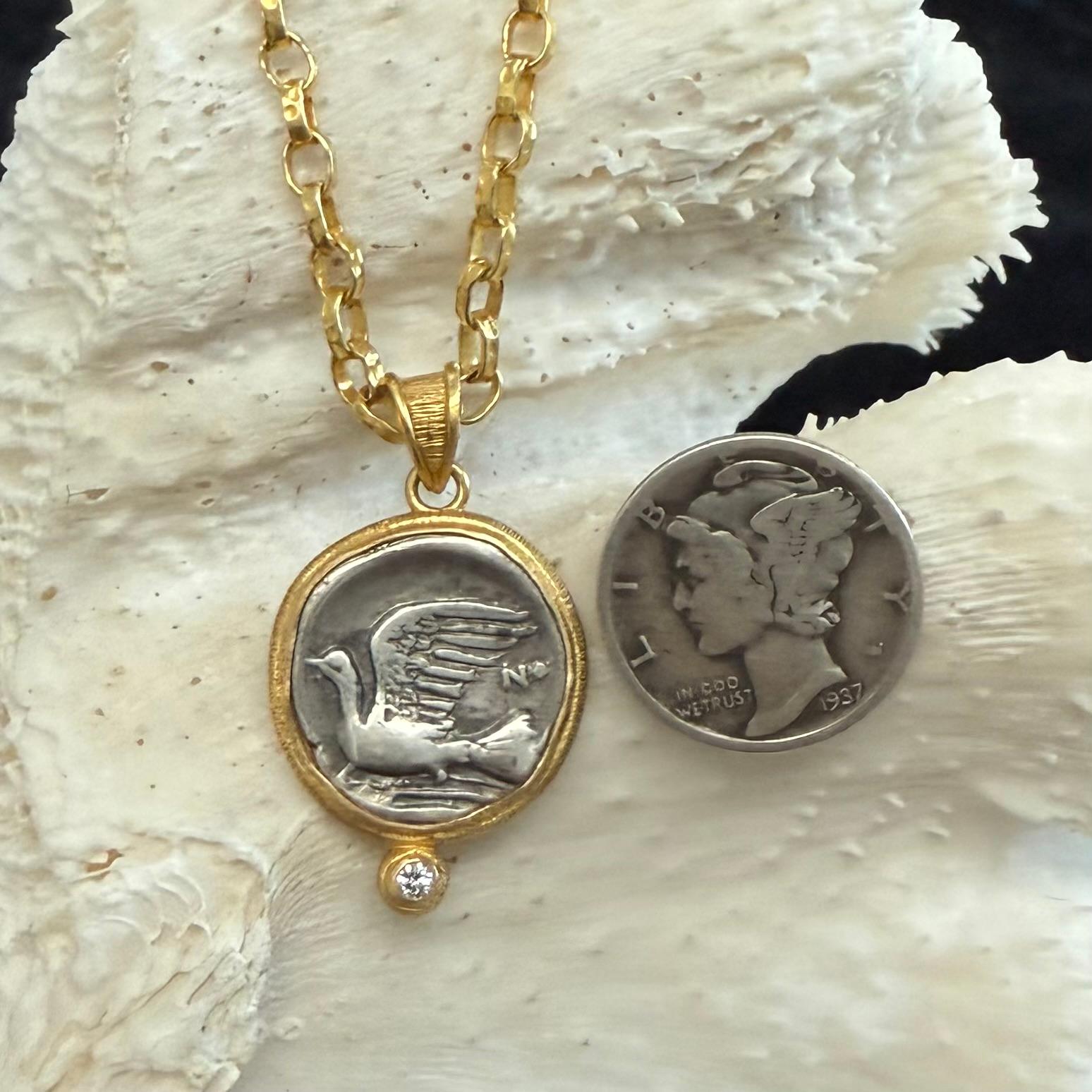 Antiker griechischer Anhänger aus Silber mit Taubenmünze und Diamant aus 18 Karat Gold, 4. Jahrhundert BC 2