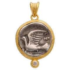 Antiker griechischer Anhänger aus Silber mit Taubenmünze und Diamant aus 18 Karat Gold, 4. Jahrhundert BC