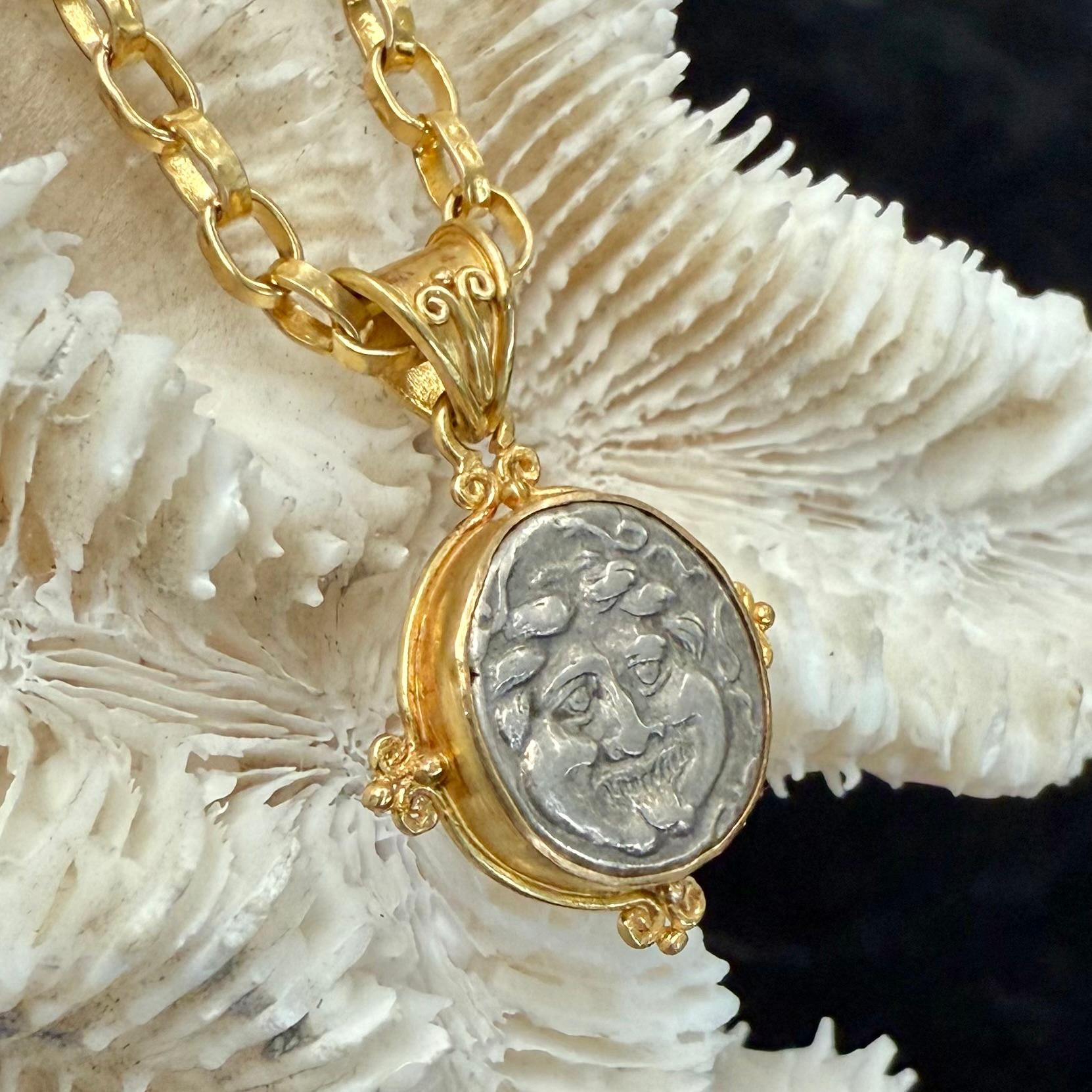 Pendentif Gorgone (Méduse) en argent de l'Antiquité grecque du 4e siècle av. J.-C., en or 18K en vente 6