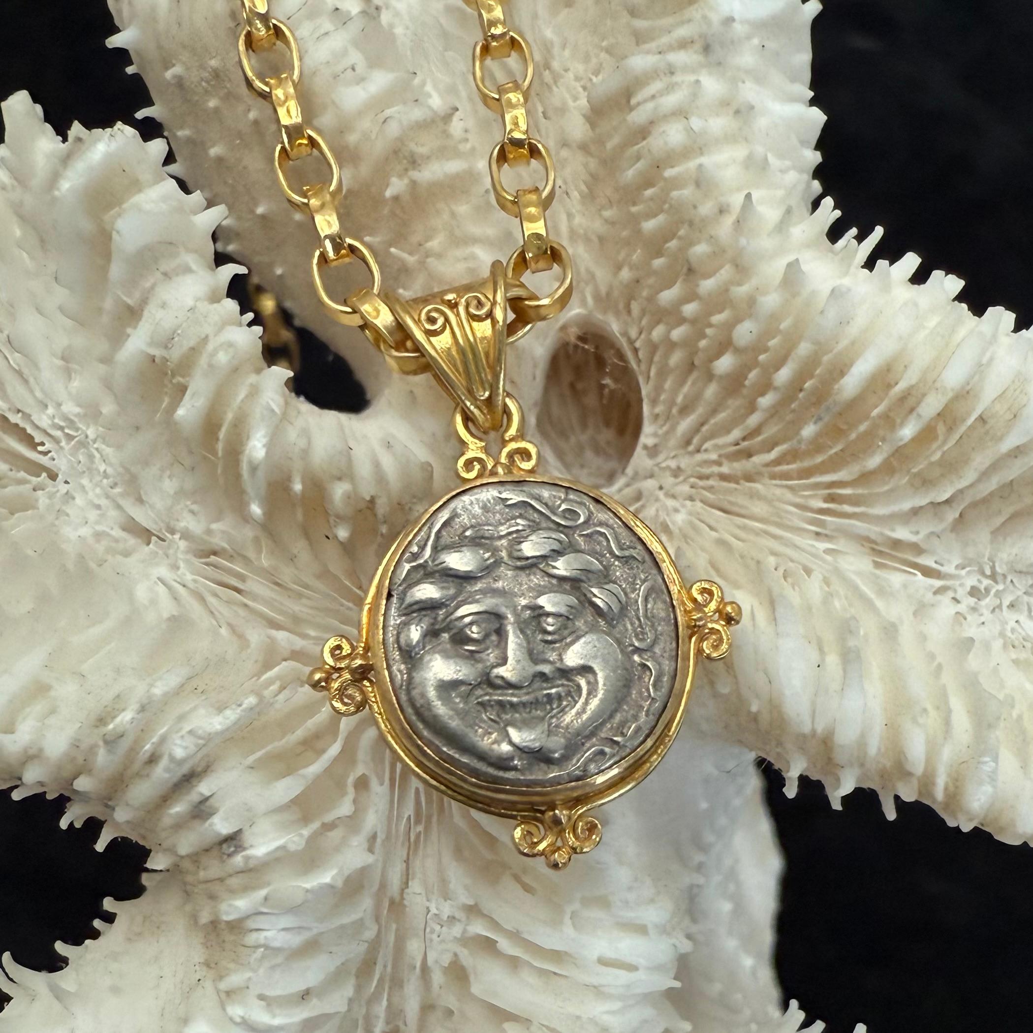 Pendentif Gorgone (Méduse) en argent de l'Antiquité grecque du 4e siècle av. J.-C., en or 18K en vente 7