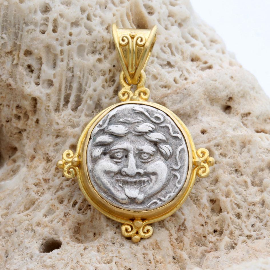 L'image puissante de la tête d'une Gorgone tournée vers l'extérieur et dont la langue dépasse est la pièce maîtresse de ce pendentif en or 18 carats conçu par Steven Battelle.  Dans la Grèce antique, la Gorgone, ou plus précisément Méduse, était une
