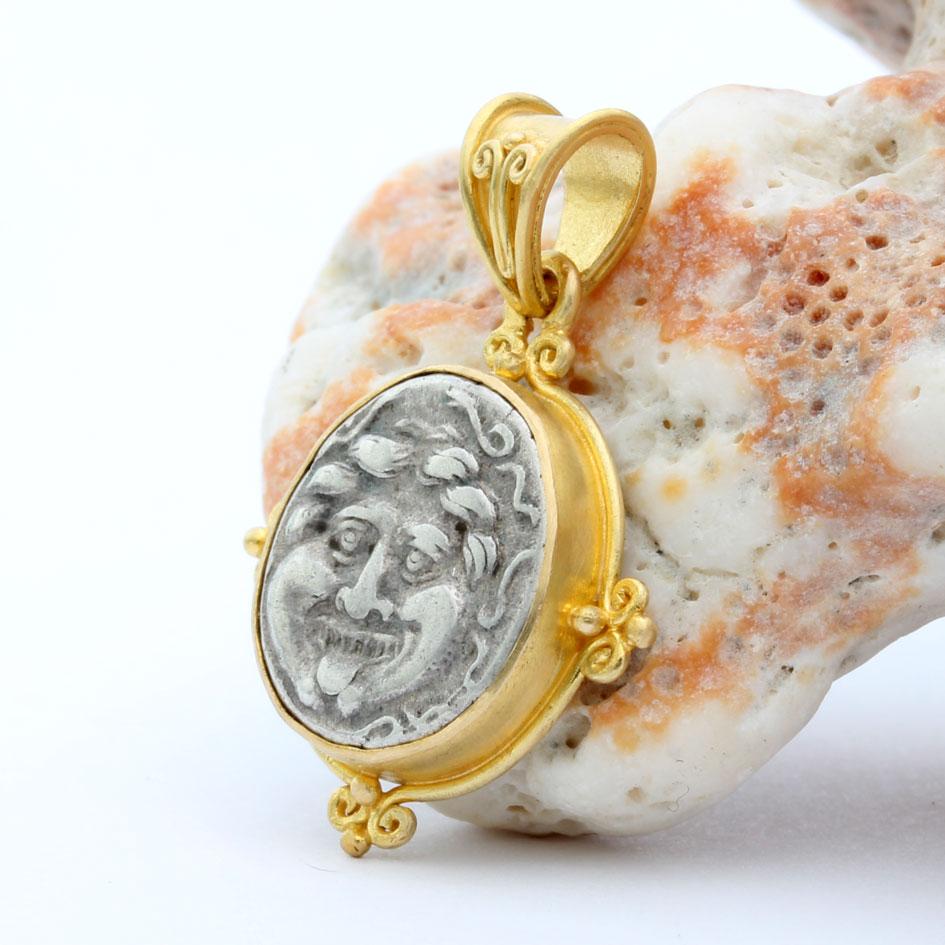 Grec classique Pendentif Gorgone (Méduse) en argent de l'Antiquité grecque du 4e siècle av. J.-C., en or 18K en vente