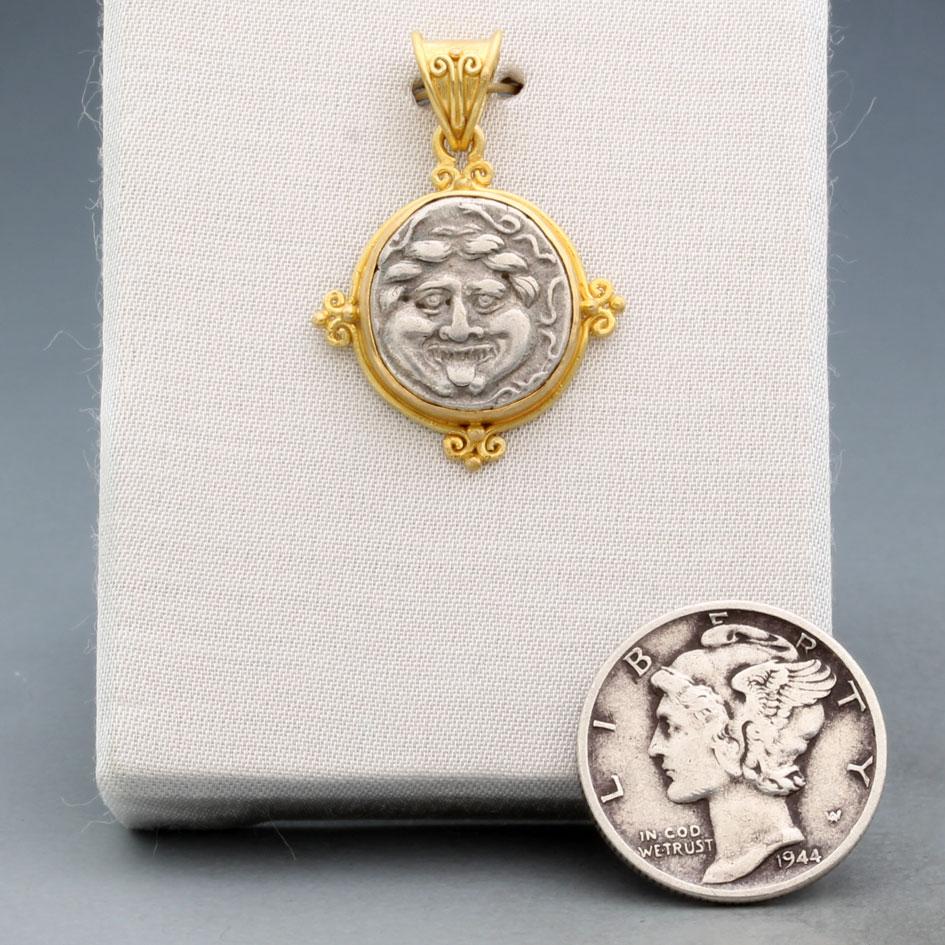 Pendentif Gorgone (Méduse) en argent de l'Antiquité grecque du 4e siècle av. J.-C., en or 18K Neuf - En vente à Soquel, CA