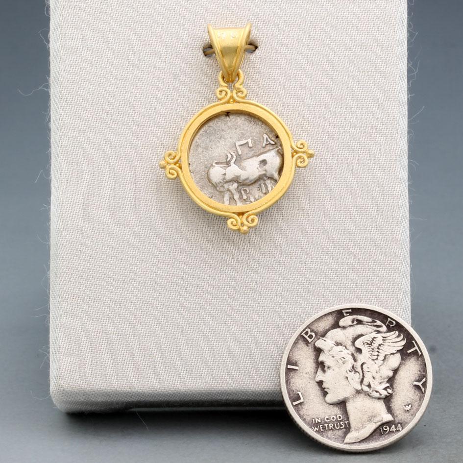 Pendentif Gorgone (Méduse) en argent de l'Antiquité grecque du 4e siècle av. J.-C., en or 18K en vente 1