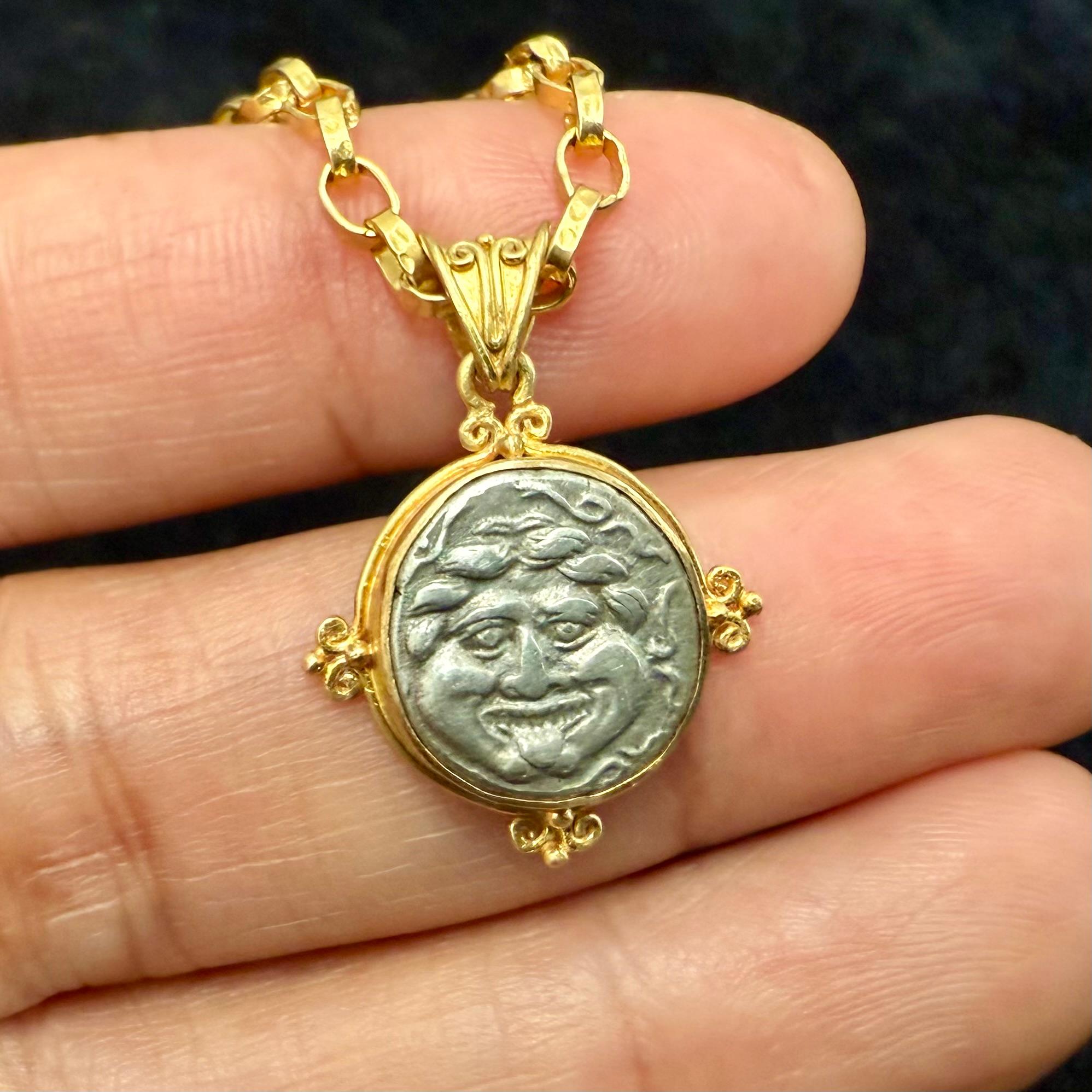 Pendentif Gorgone (Méduse) en argent de l'Antiquité grecque du 4e siècle av. J.-C., en or 18K en vente 2