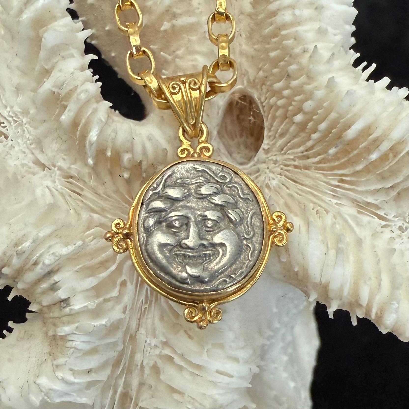 Pendentif Gorgone (Méduse) en argent de l'Antiquité grecque du 4e siècle av. J.-C., en or 18K en vente 4