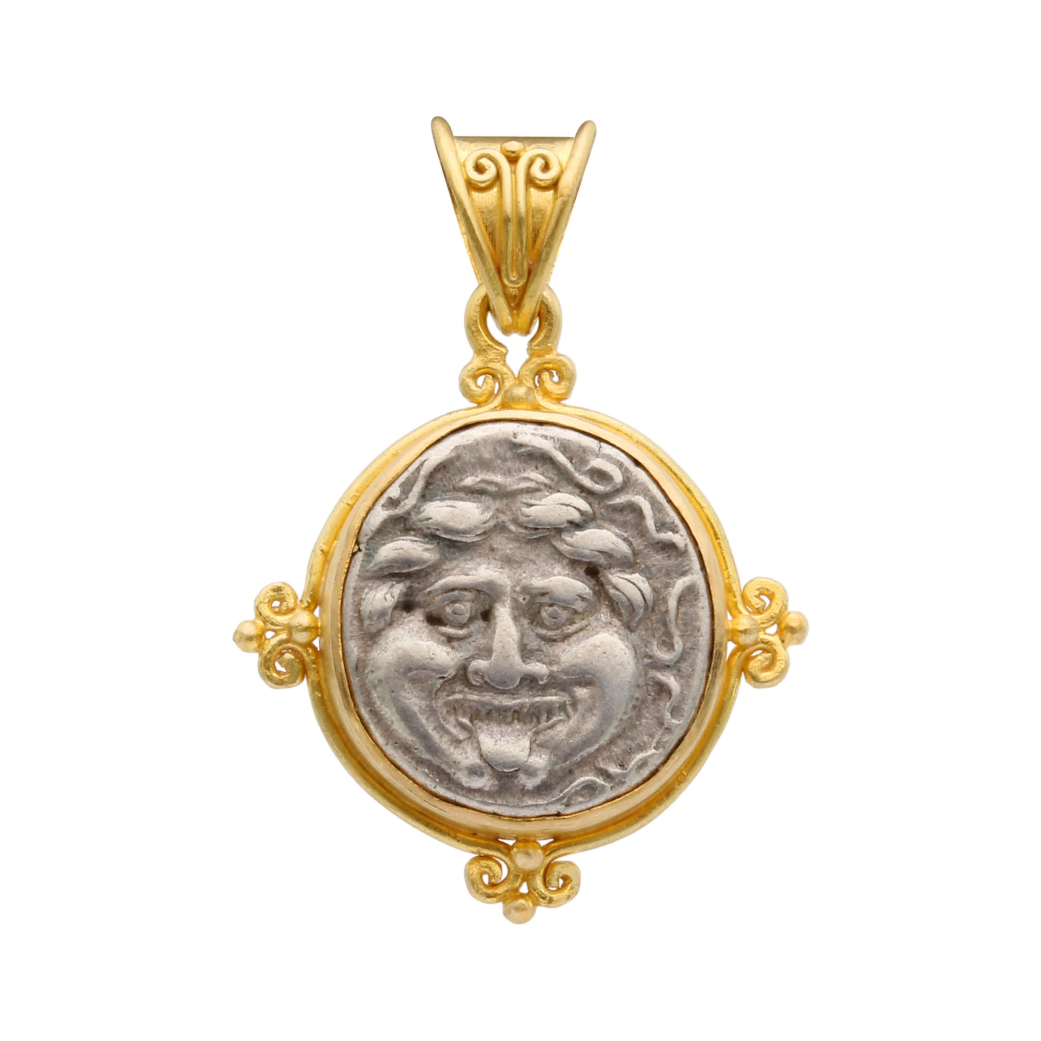 Pendentif Gorgone (Méduse) en argent de l'Antiquité grecque du 4e siècle av. J.-C., en or 18K