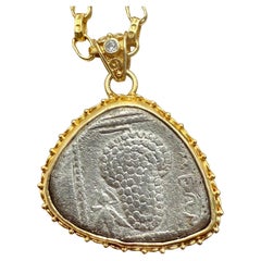 Antiker griechischer 18 Karat Gold-Anhänger aus dem 4. Jahrhundert BC Silber Trauben und Fliegenmünze Diamant