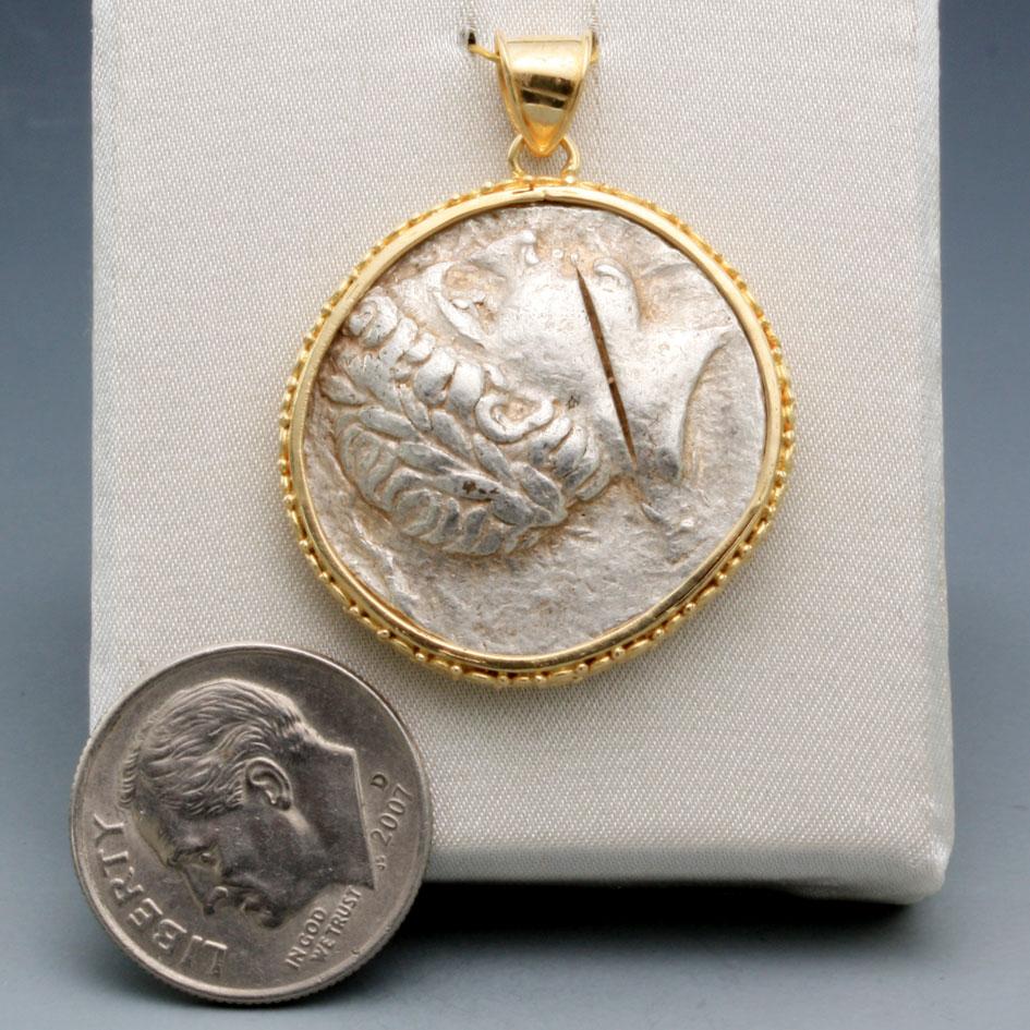 Grec classique Pendentif guerrier grec antique du 4e siècle avant J.-C. en argent et or 18 carats  en vente