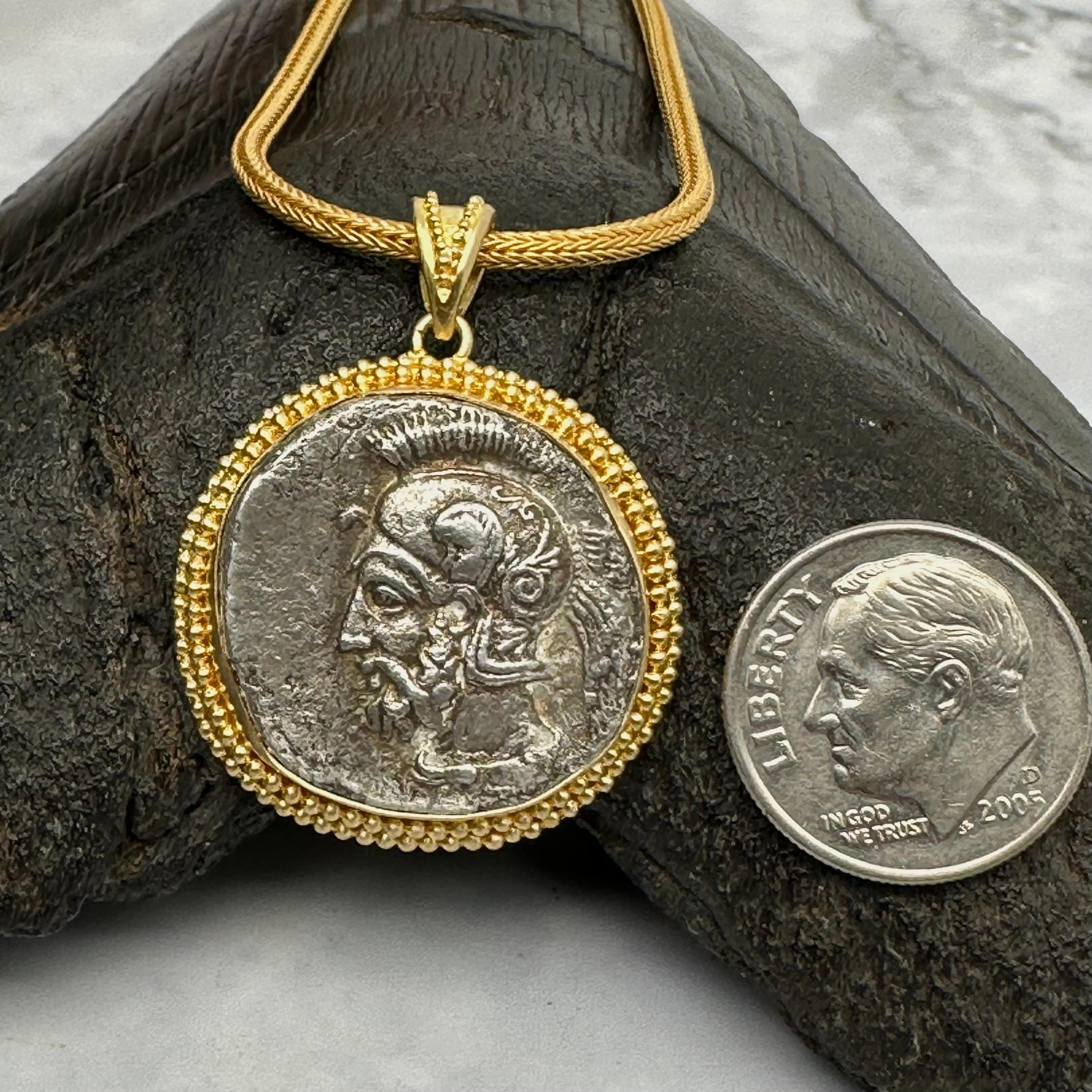 Pendentif grec antique du 4e siècle avant J.-C. avec pièce de monnaie casque en or 18 carats en vente 5