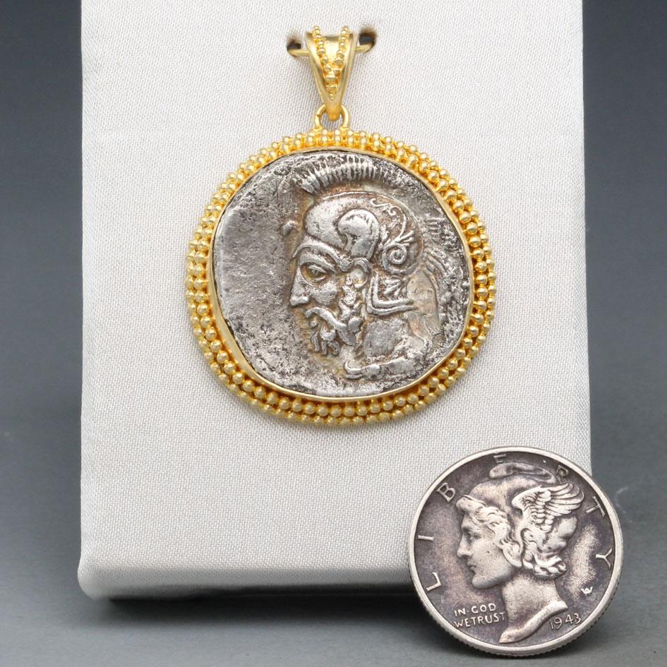 Grec classique Pendentif grec antique du 4e siècle avant J.-C. avec pièce de monnaie casque en or 18 carats en vente