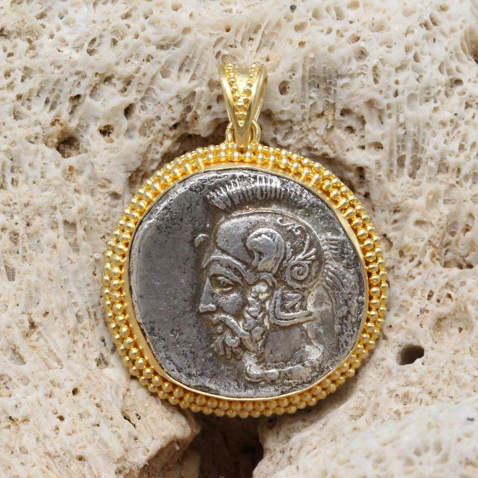 Pendentif grec antique du 4e siècle avant J.-C. avec pièce de monnaie casque en or 18 carats Neuf - En vente à Soquel, CA