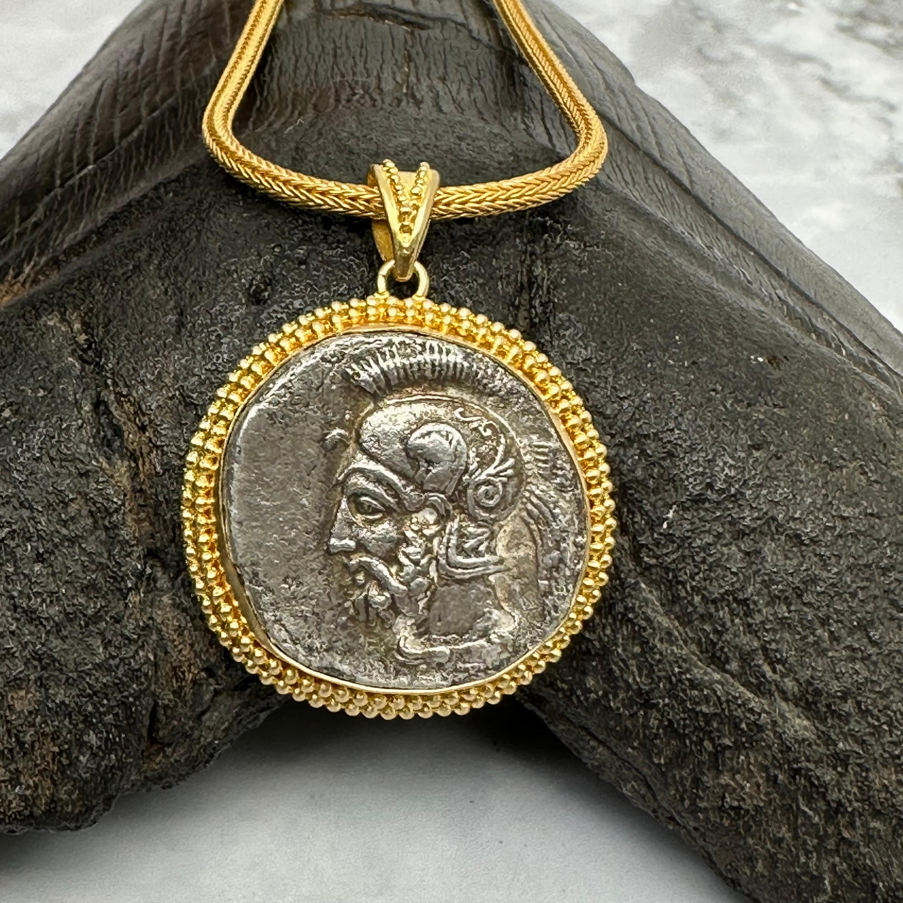 Pendentif grec antique du 4e siècle avant J.-C. avec pièce de monnaie casque en or 18 carats Unisexe en vente