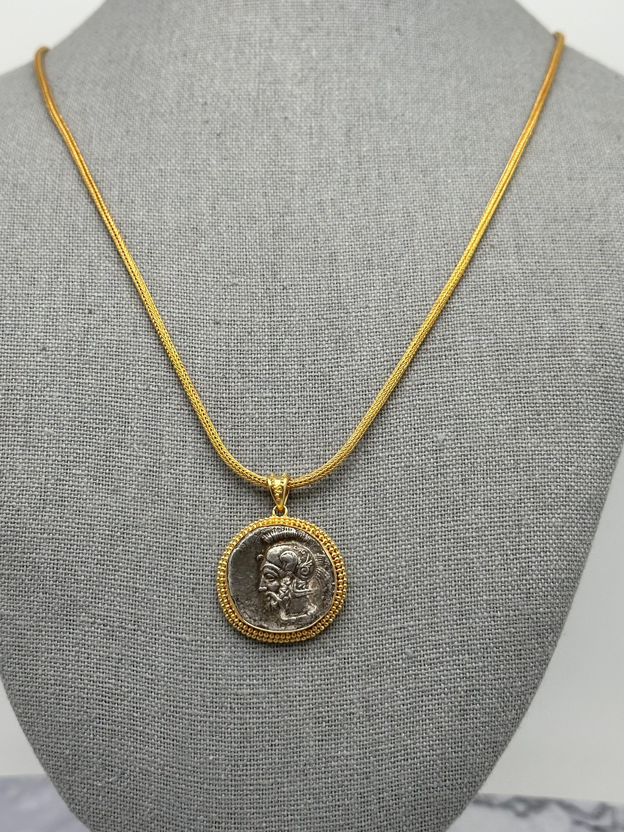 Pendentif grec antique du 4e siècle avant J.-C. avec pièce de monnaie casque en or 18 carats en vente 3