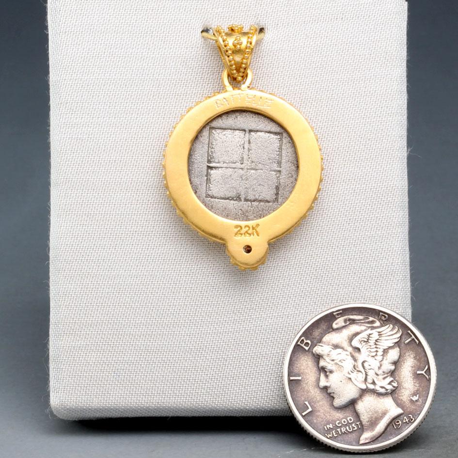 Antiker griechischer Archaik-Anhänger mit Griffin- Münze und Diamant aus 18 Karat Gold, 5. Jahrhundert (Klassisch-griechisch) im Angebot