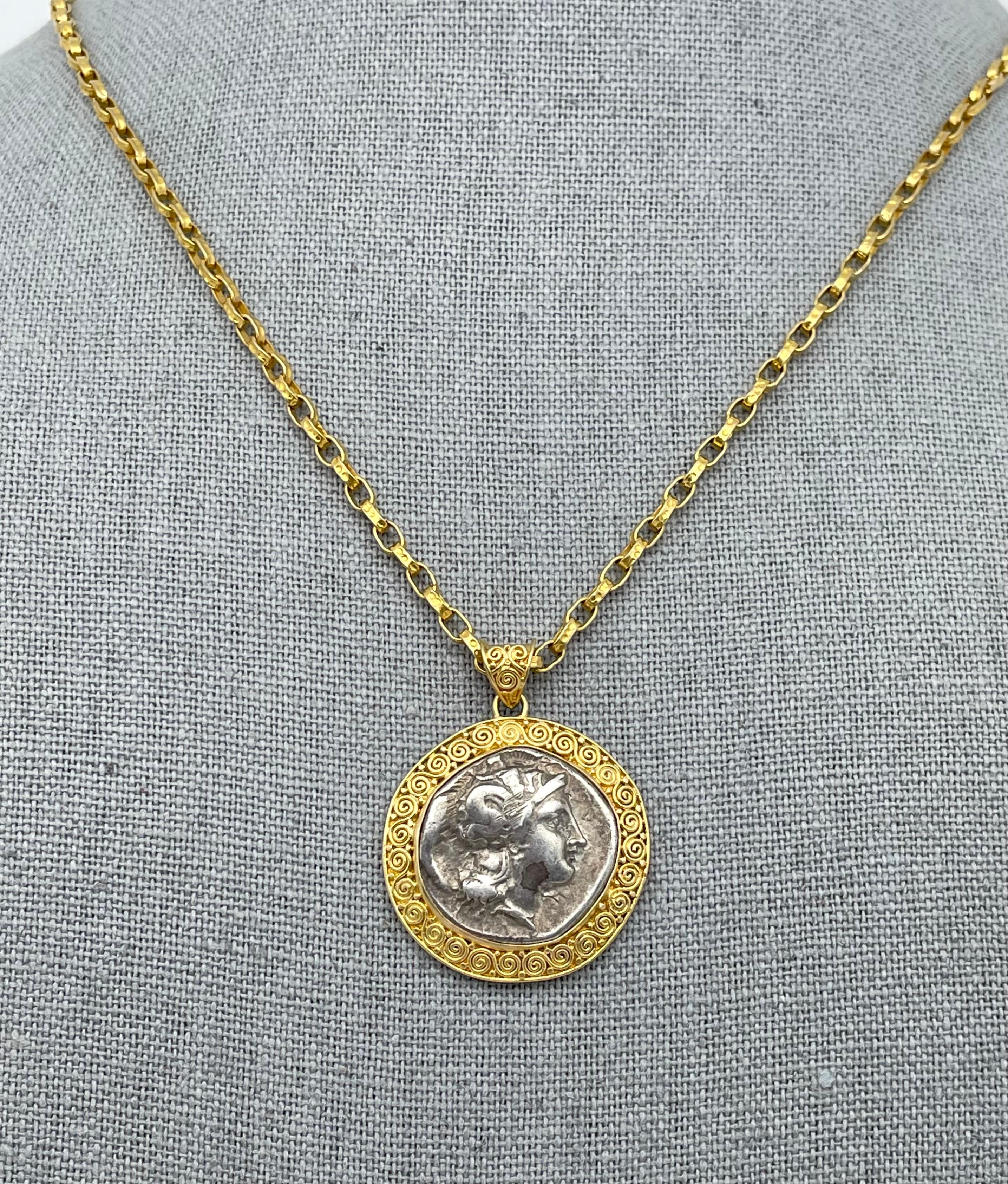 Pendentif en or 18 carats avec pièce de monnaie grecque d'Athènes du 5e siècle avant J.-C. en vente 1
