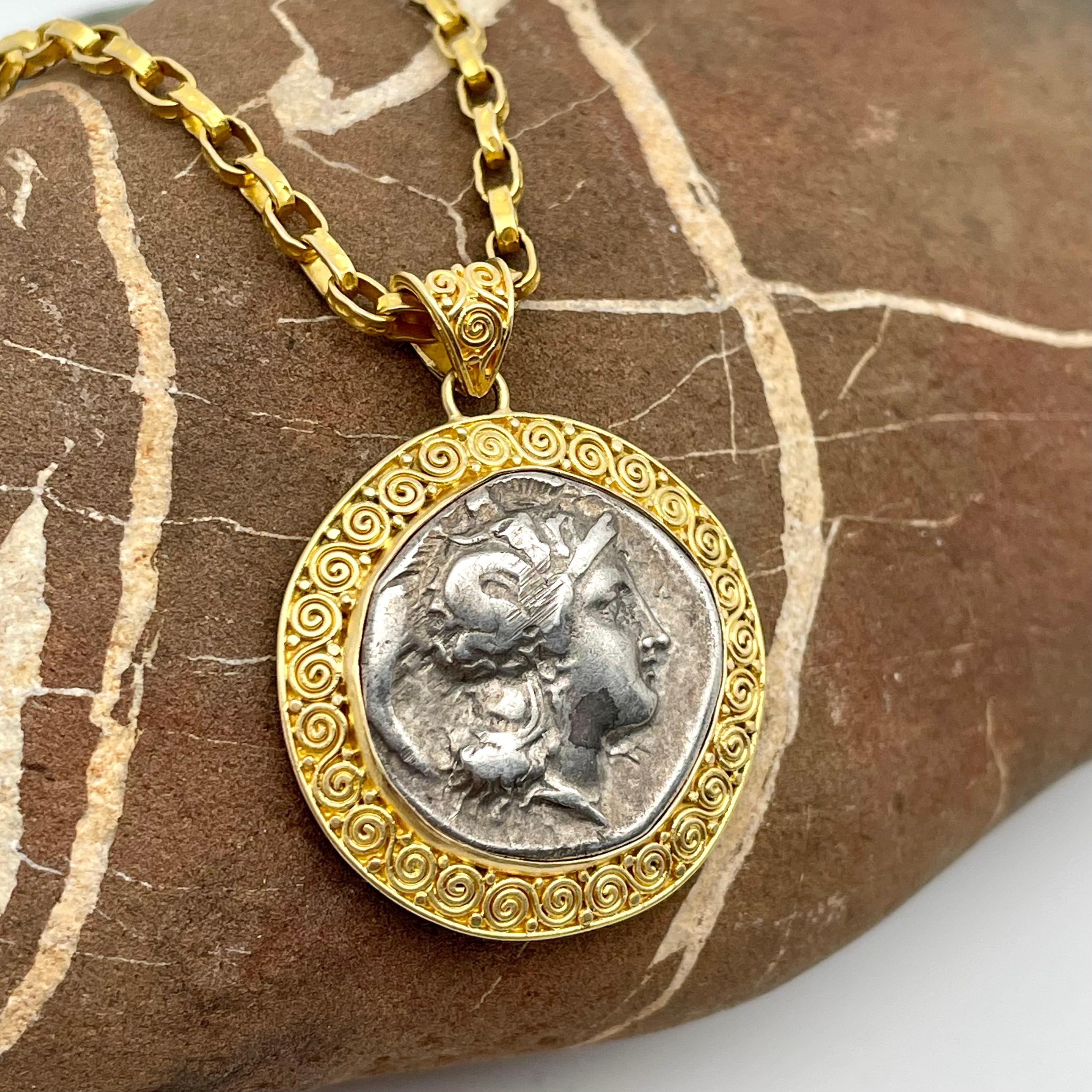 Pendentif en or 18 carats avec pièce de monnaie grecque d'Athènes du 5e siècle avant J.-C. en vente 4