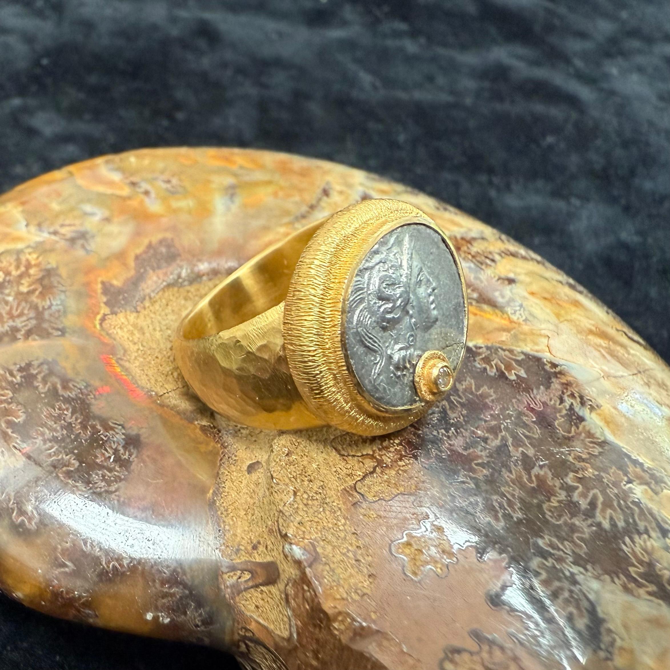 Taille rose Bague en or 22 carats Athéna, pièce de monnaie de l'Antiquité grecque du 5e siècle av. en vente