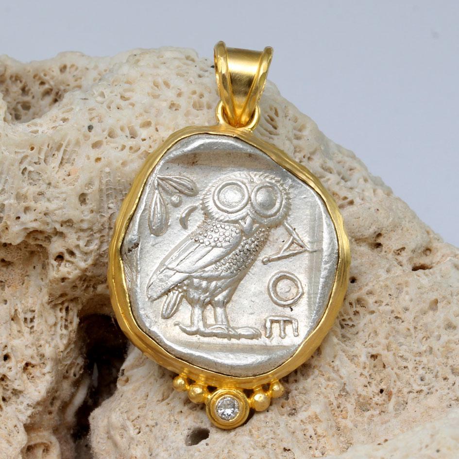 Une authentique pièce de monnaie grecque athénienne en forme de hibou datant de 475-425 av. J.-C. est sertie dans une monture en or texturé 18 carats d'inspiration ancienne, avec des graduations.  granulation 