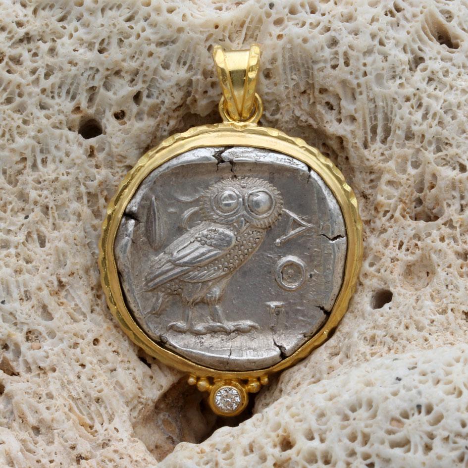 Un'iconica e autentica moneta greca ateniese del 475-425 a.C. è custodita in un'incastonatura in oro 18 carati con texture a martello di ispirazione antica e graduata.  granulazione 
