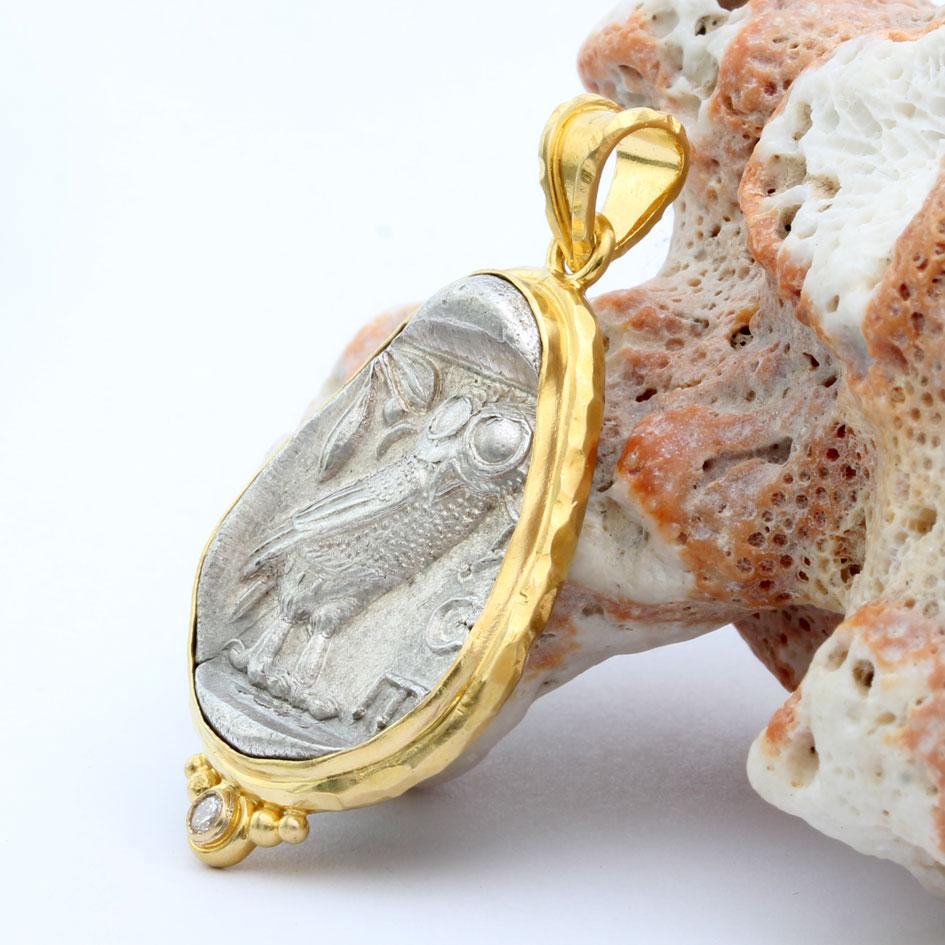 Une authentique pièce de monnaie grecque athénienne en forme de hibou datant de 475-425 av. J.-C. est sertie dans une monture en or texturé 18 carats d'inspiration ancienne, avec des graduations.  granulation 