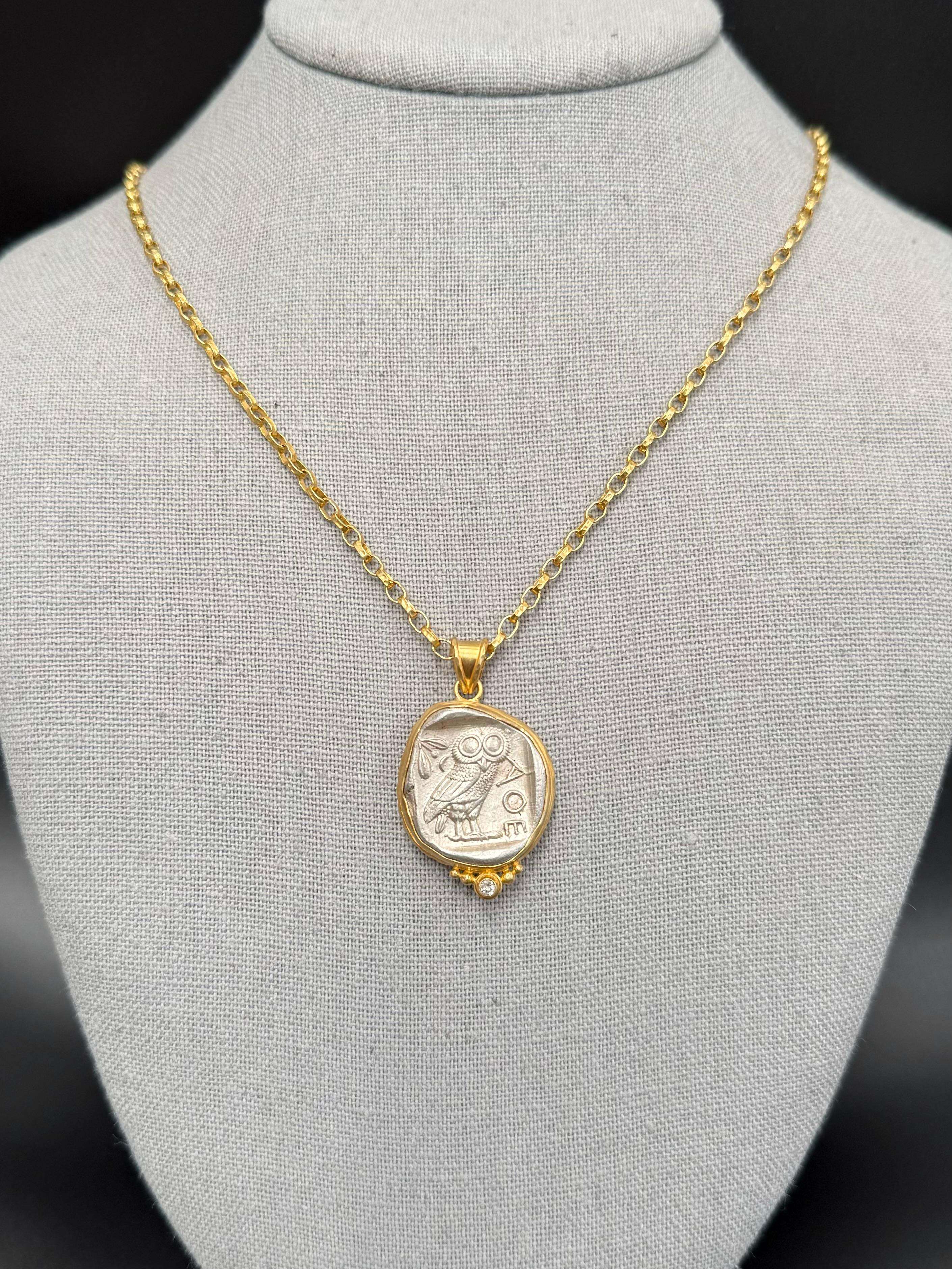 Grec classique Pendentif en or 18 carats Athéna, hibou de la Grèce antique, 5e siècle av.