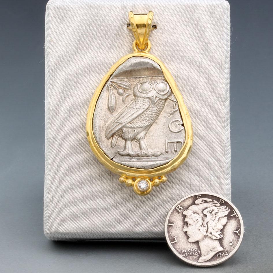 Grec classique Pendentif en or 18 carats Athéna, hibou de la Grèce antique, 5e siècle av. en vente