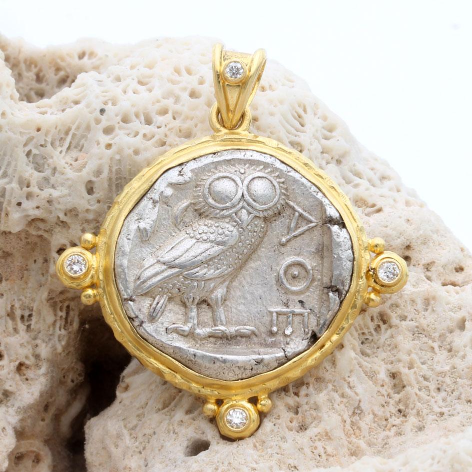 Un'iconica moneta greca ateniese del 475-425 a.C. è racchiusa in un castone d'oro 18 carati martellato a mano, circondato da un bordo 