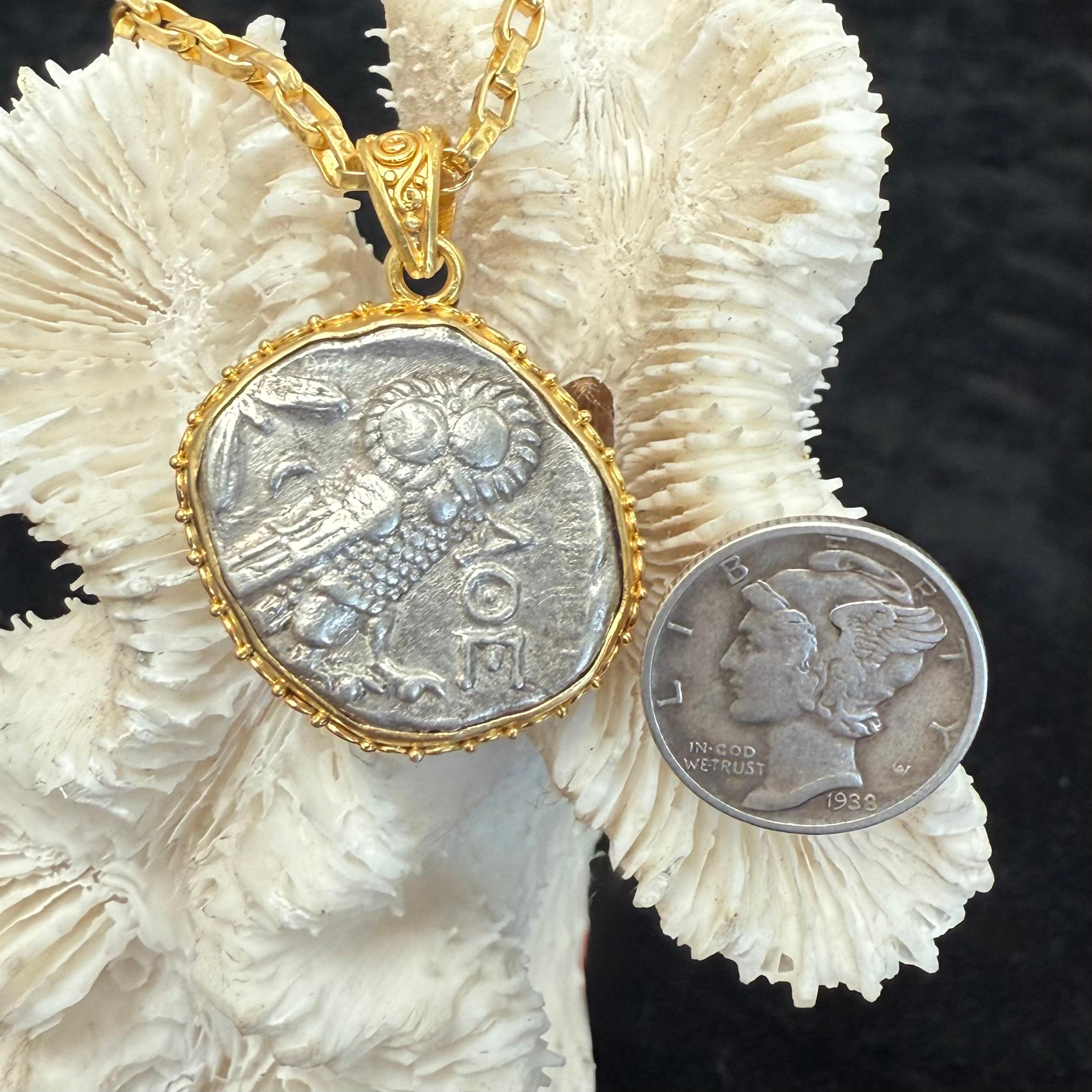 Antiguo Griego Siglo V a.C. Moneda de Búho de Atenas Colgante de Oro de 18K en venta 5