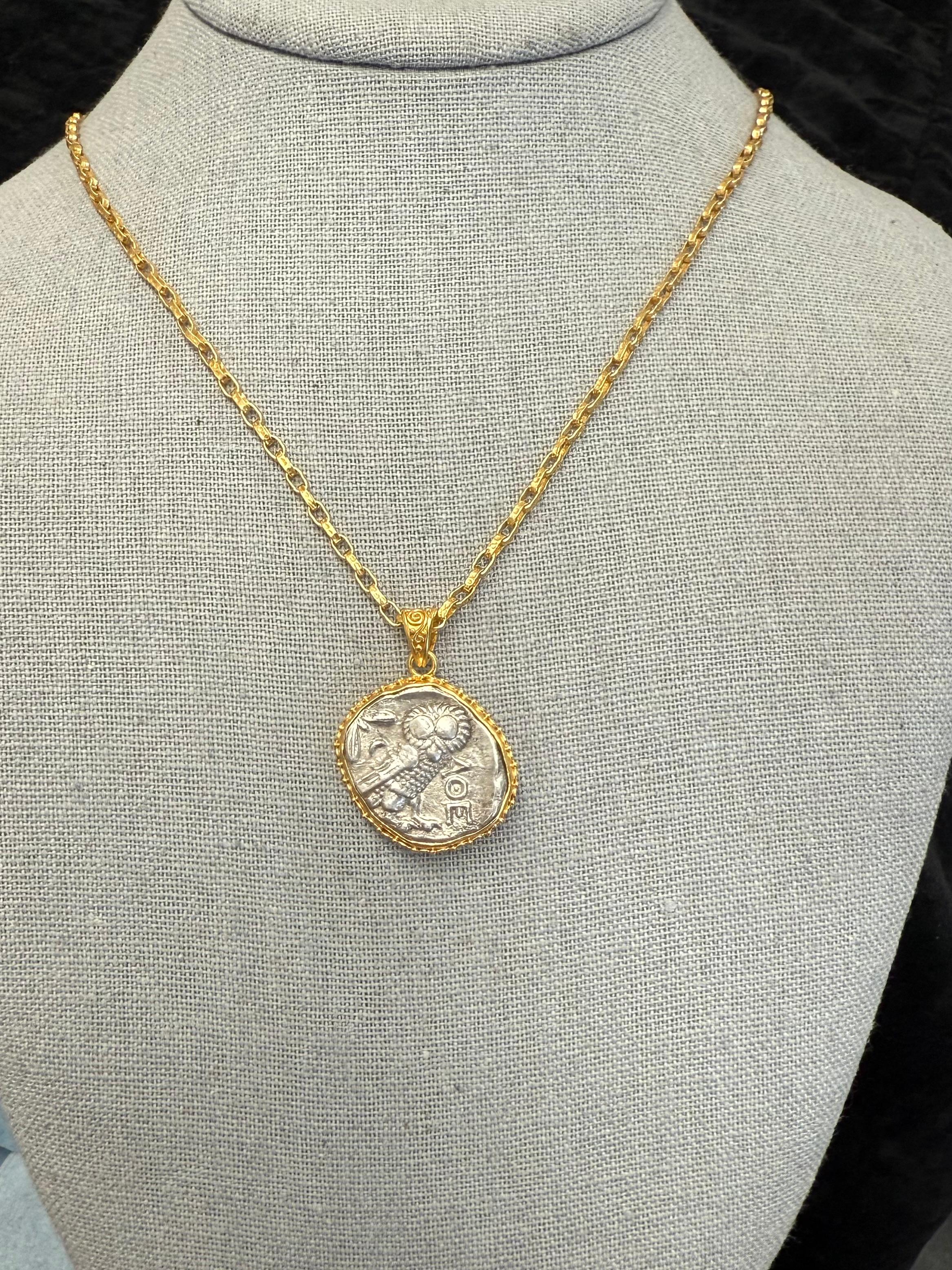 Antiguo Griego Siglo V a.C. Moneda de Búho de Atenas Colgante de Oro de 18K en venta 6