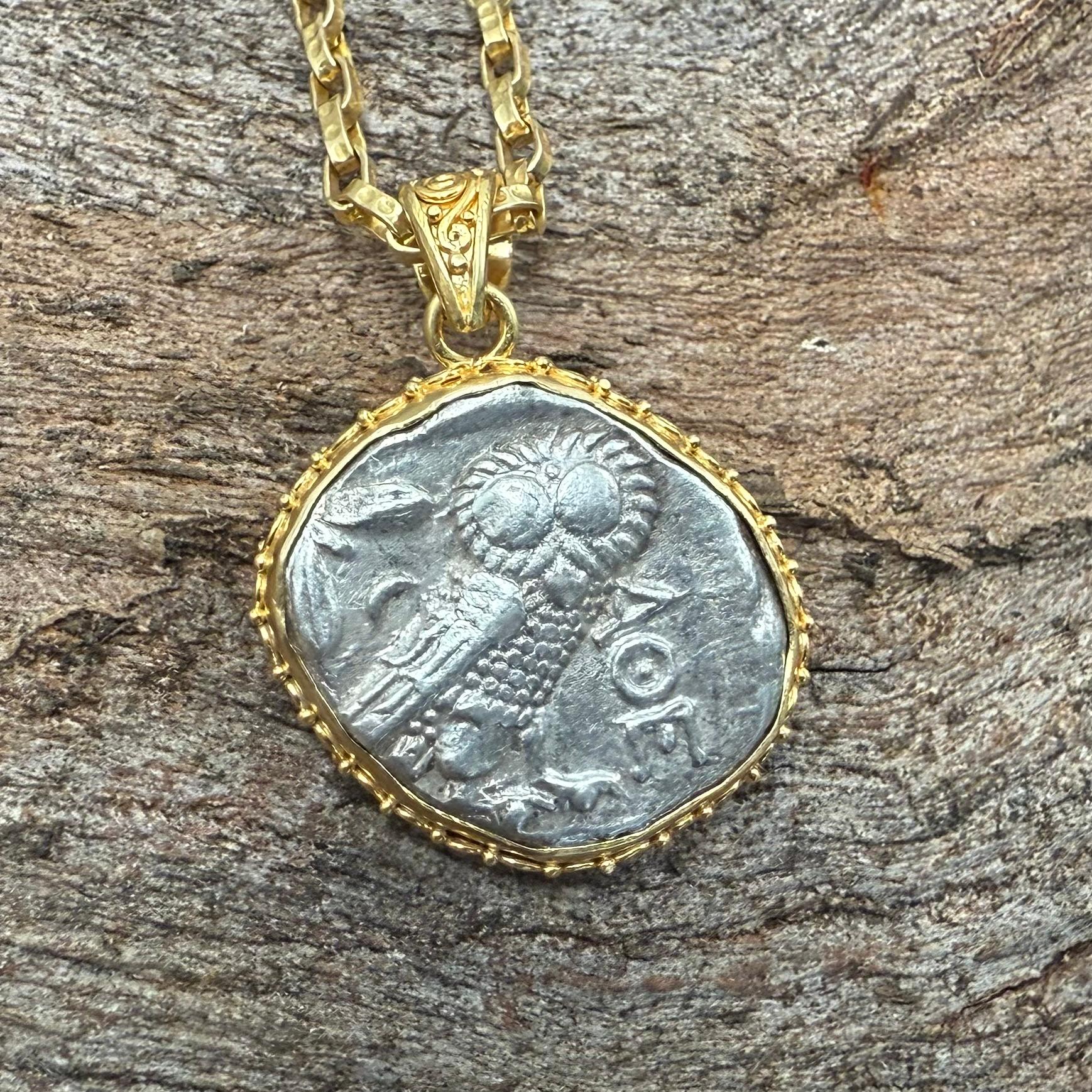 Antiguo Griego Siglo V a.C. Moneda de Búho de Atenas Colgante de Oro de 18K en venta 8